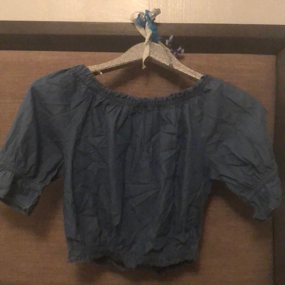Chambray Off -the-Shoulder Crinkle Crop Top - Picture 3 of 4